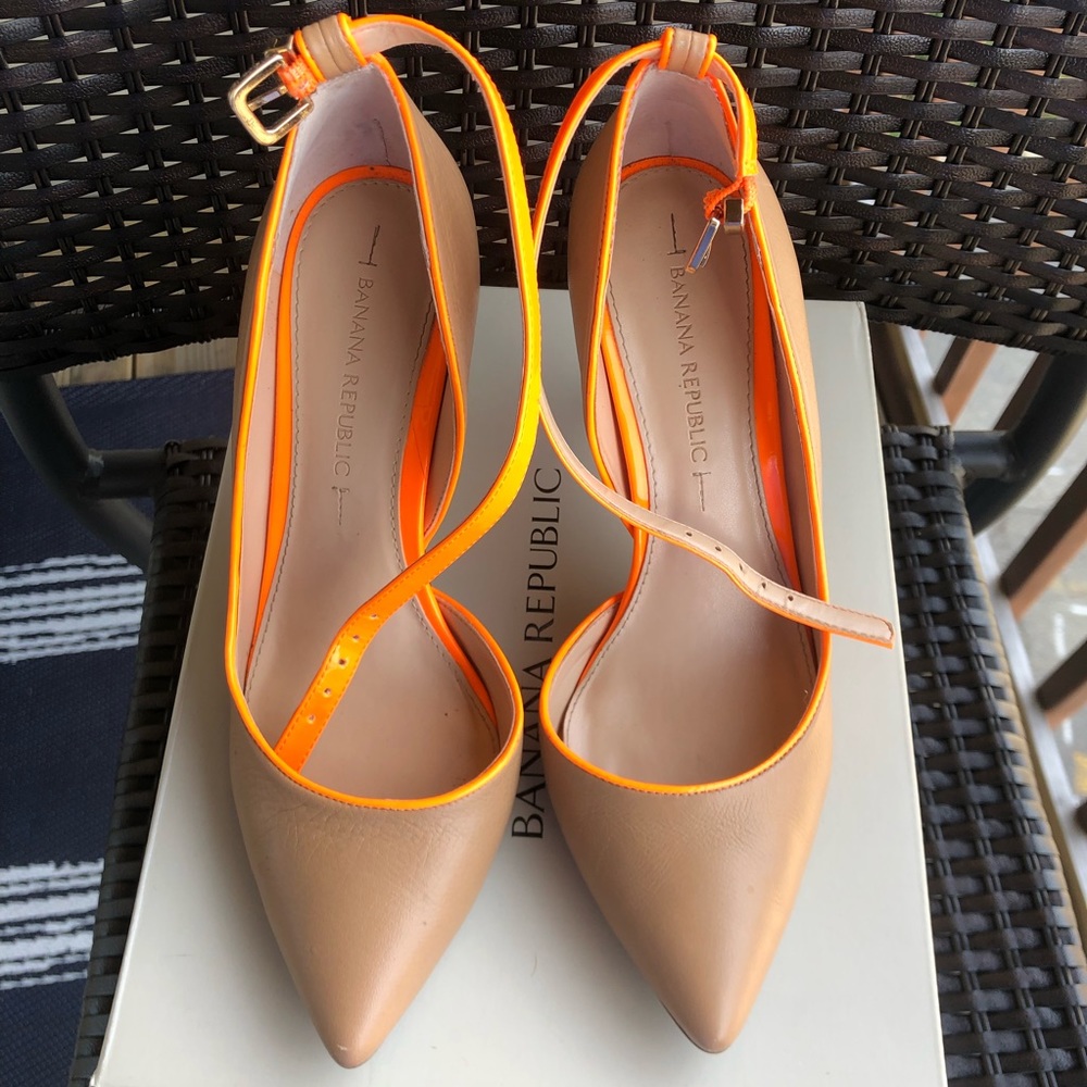 Banana Republic- “Lucie”Natural and Orange 6.5